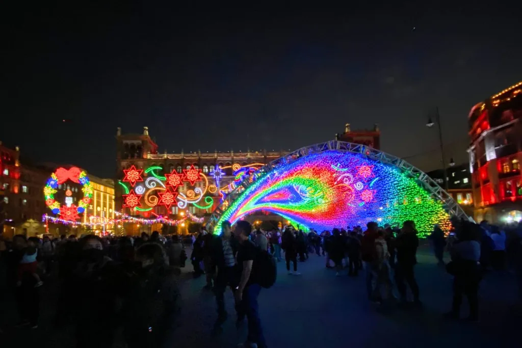 El tradicional alumbrado navideño 2025 en el Zócalo de la Ciudad de México marca el inicio de la temporada más brillante del año. Descubre cómo fue el espectáculo, qué ver, cuándo visitarlo y por qué se volvió un plan imperdible para locales y viajeros.