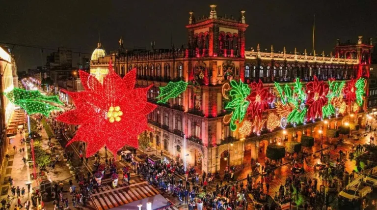 Arranca la Navidad en CDMX: moños y nochebuenas dan vida al Alumbrado Navideño 2025 en el Zócalo