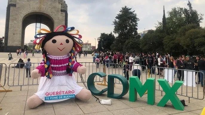 La Feria de la Muñeca Lele llega a la Ciudad de México para celebrar una de las expresiones artesanales más queridas del país. ¿Aún no sabes qué regalar en las fiestas de fin de año? Date una vuelta por la Feria.