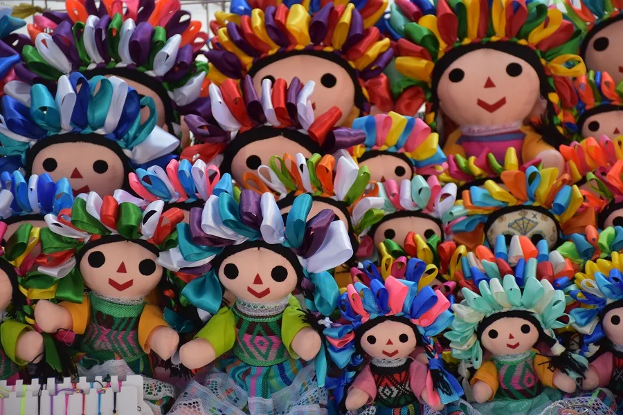 La Feria de la Muñeca Lele llega a la Ciudad de México para celebrar una de las expresiones artesanales más queridas del país. ¿Aún no sabes qué regalar en las fiestas de fin de año? Date una vuelta por la Feria.