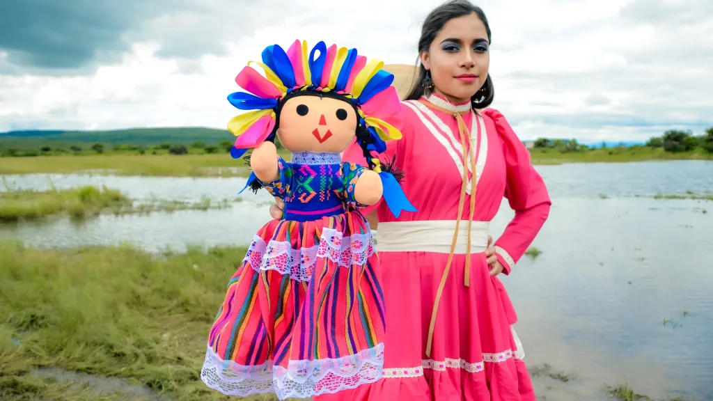 La Feria de la Muñeca Lele llega a la Ciudad de México para celebrar una de las expresiones artesanales más queridas del país. ¿Aún no sabes qué regalar en las fiestas de fin de año? Date una vuelta por la Feria.