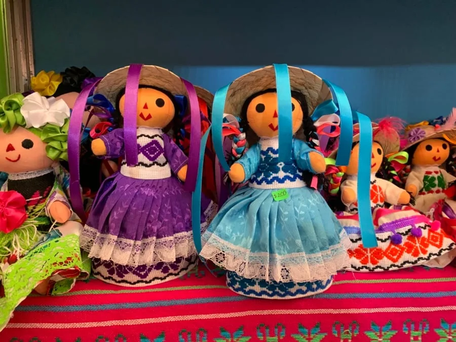 La Feria de la Muñeca Lele llega a la Ciudad de México para celebrar una de las expresiones artesanales más queridas del país. ¿Aún no sabes qué regalar en las fiestas de fin de año? Date una vuelta por la Feria.