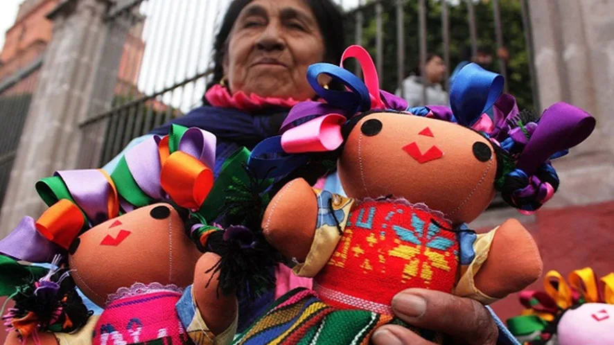 La Feria de la Muñeca Lele llega a la Ciudad de México para celebrar una de las expresiones artesanales más queridas del país. ¿Aún no sabes qué regalar en las fiestas de fin de año? Date una vuelta por la Feria.