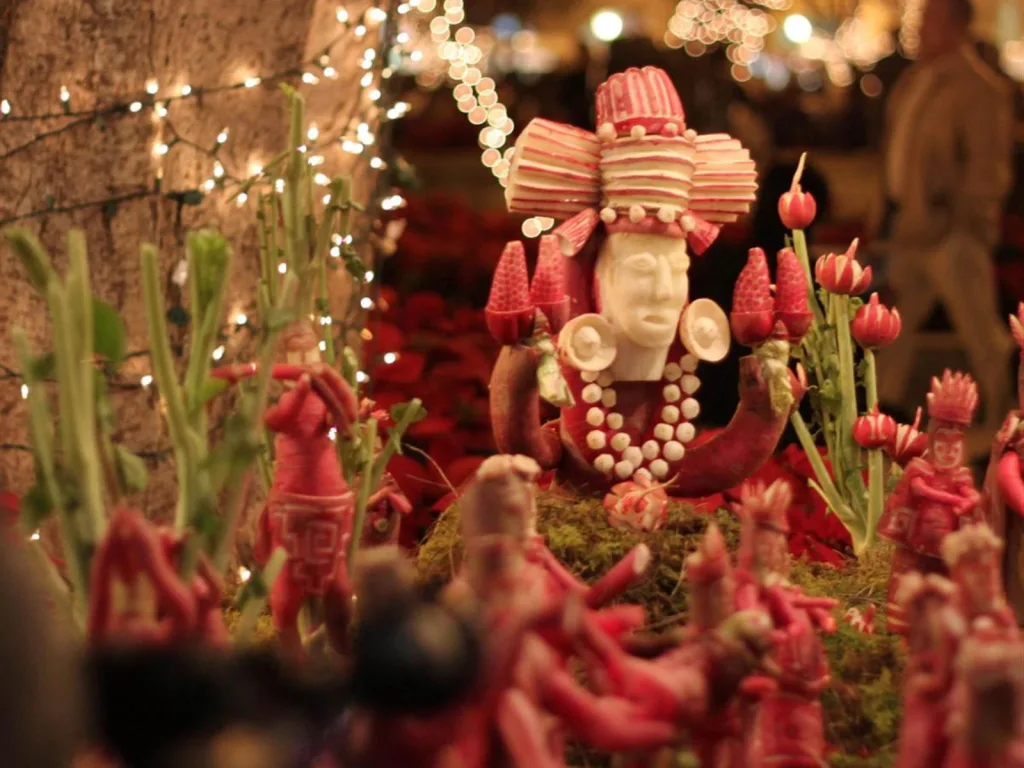 La Noche de Rábanos en Oaxaca es una de las celebraciones decembrinas más originales de México. Si buscas una experiencia única, cultural y llena de creatividad, esta es una parada obligada en diciembre.