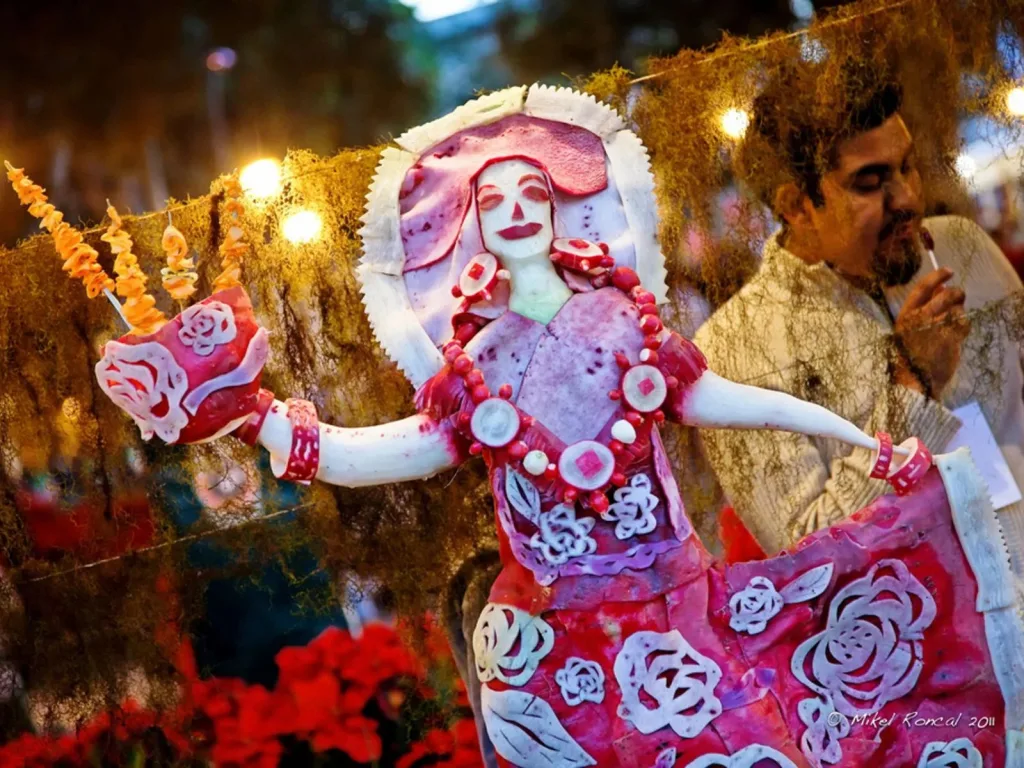 La Noche de Rábanos en Oaxaca es una de las celebraciones decembrinas más originales de México. Si buscas una experiencia única, cultural y llena de creatividad, esta es una parada obligada en diciembre.