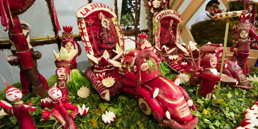 La Noche de Rábanos en Oaxaca es una de las celebraciones decembrinas más originales de México. Si buscas una experiencia única, cultural y llena de creatividad, esta es una parada obligada en diciembre.