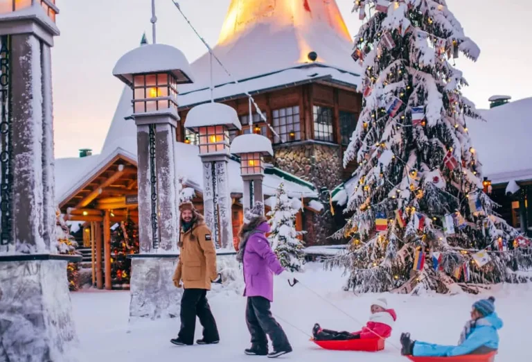 Rovaniemi se ubica en el norte de Finlandia, en la región de Laponia, justo sobre el Círculo Polar Ártico.