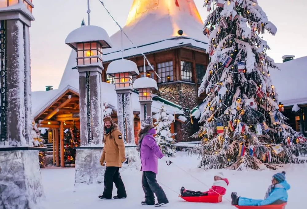 Rovaniemi se ubica en el norte de Finlandia, en la región de Laponia, justo sobre el Círculo Polar Ártico.