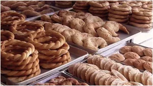 El Pan Huasteco sigue siendo un tesoro gastronómico imperdible en México. Descubre su historia, su legado y por qué miles de viajeros hacen parada obligatoria para probar su pan dulce recién horneado.