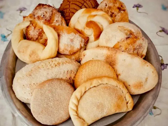 El Pan Huasteco sigue siendo un tesoro gastronómico imperdible en México. Descubre su historia, su legado y por qué miles de viajeros hacen parada obligatoria para probar su pan dulce recién horneado.