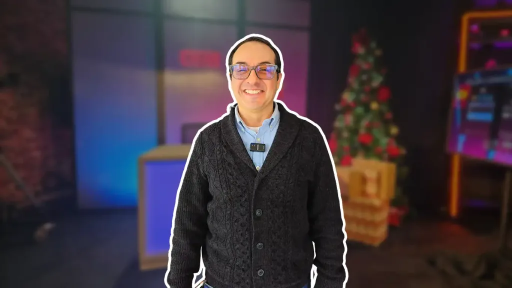 Hombre frente a un fondo navideño.