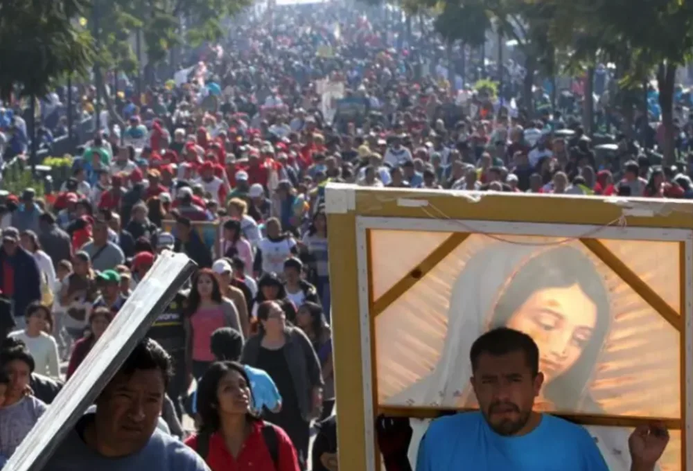 Peregrinos (feligreses) camino a la Basílica de Guadalupe.