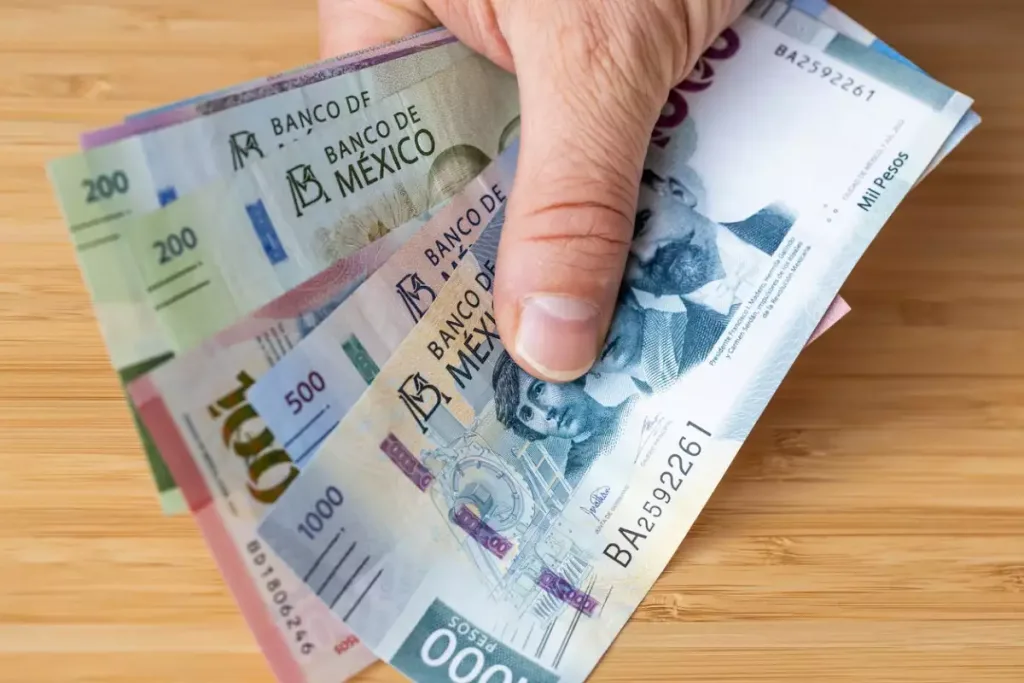 El salario mínimo en México volverá a incrementar en 2026. Conoce cuánto subirá, de dónde viene este ajuste y cómo impactará en tu economía.