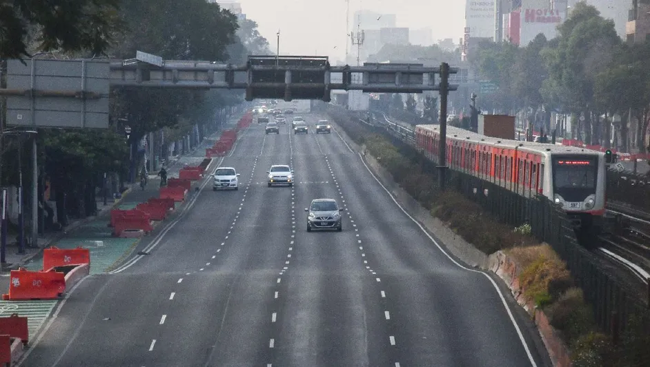 Descubre cómo afecta el Doble Hoy No Circula este 26 de diciembre de 2025 en la Ciudad de México (CDMX) y el Estado de México. Aprende qué autos descansan y consejos prácticos para planear tus traslados.