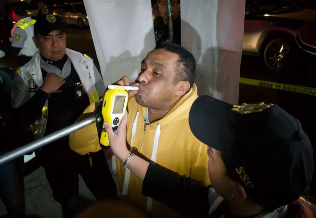 Descubre qué cenarán los conductores que no pasen la prueba del alcoholímetro en la Ciudad de México durante las fiestas de Navidad y Año Nuevo. Además te explicamos por qué existe esta medida.