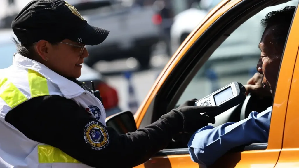 Descubre qué cenarán los conductores que no pasen la prueba del alcoholímetro en la Ciudad de México durante las fiestas de Navidad y Año Nuevo. Además te explicamos por qué existe esta medida.