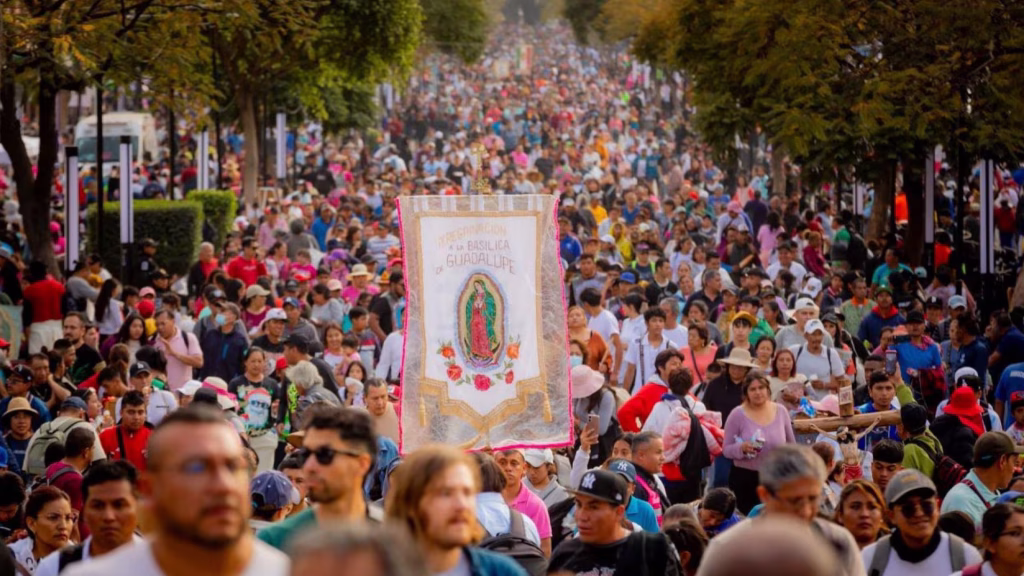 Las celebraciones de la Virgen de Guadalupe 2025 en la Ciudad de México rompieron récord de asistencia. Aquí te contamos cuántos peregrinos llegaron a la Basílica y qué significan estas cifras para la mayor festividad religiosa del país.