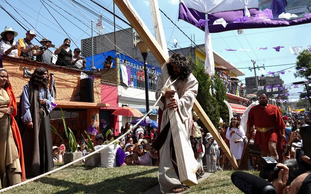La representación de la Pasión de Cristo en Iztapalapa obtuvo su reconocimiento más importante. Descubre por qué este evento se ha convertido en una de las tradiciones más poderosas de México y por qué deberías vivirla al menos una vez.