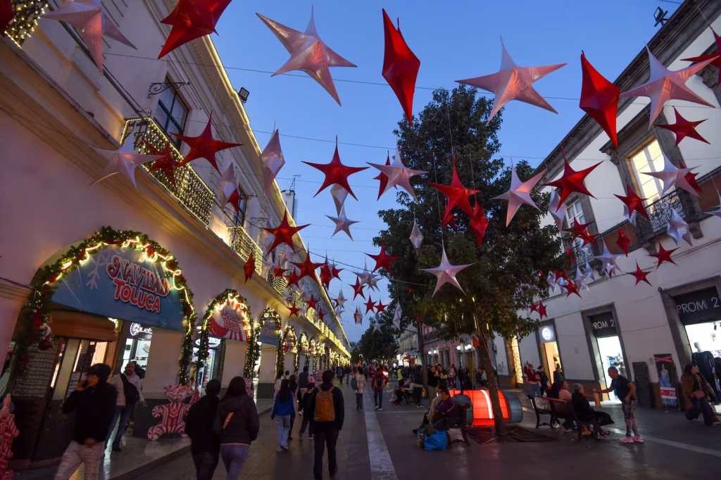 Nuestro país espera la llegada de turistas durante las vacaciones de fin de año, impulsando la reactivación del sector turístico. Aquí te contamos qué destinos lideran la preferencia y cómo puedes planear tu viaje para aprovechar esta temporada.