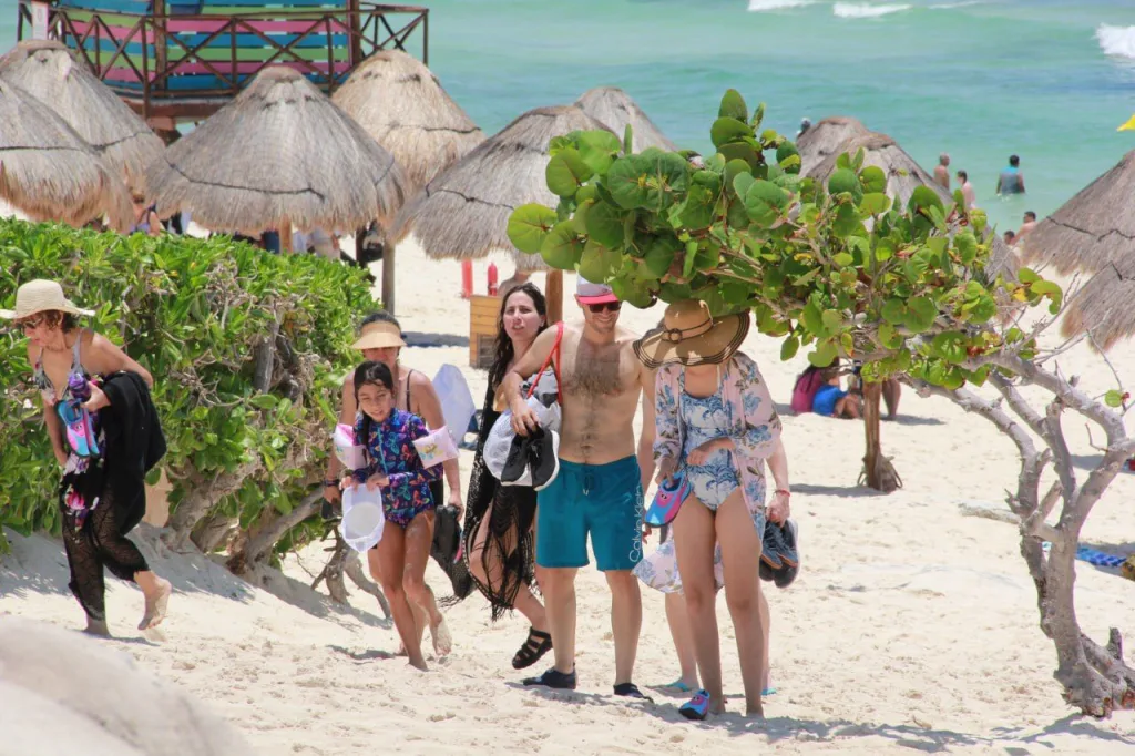 Nuestro país espera la llegada de turistas durante las vacaciones de fin de año, impulsando la reactivación del sector turístico. Aquí te contamos qué destinos lideran la preferencia y cómo puedes planear tu viaje para aprovechar esta temporada.
