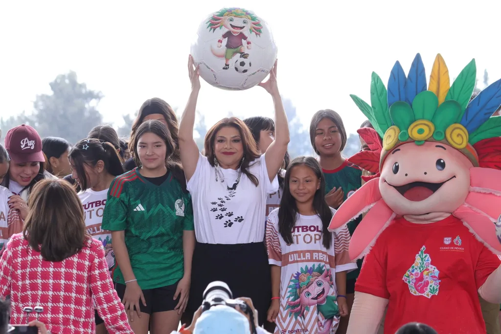 La Ciudad de México inició los trabajos para construir 500 nuevas canchas rumbo al Mundial 2026, un proyecto que busca impulsar el deporte y revitalizar espacios públicos. Sin embargo, aún existen dudas sobre su ubicación exacta y el impacto que tendrá en colonias y visitantes.
