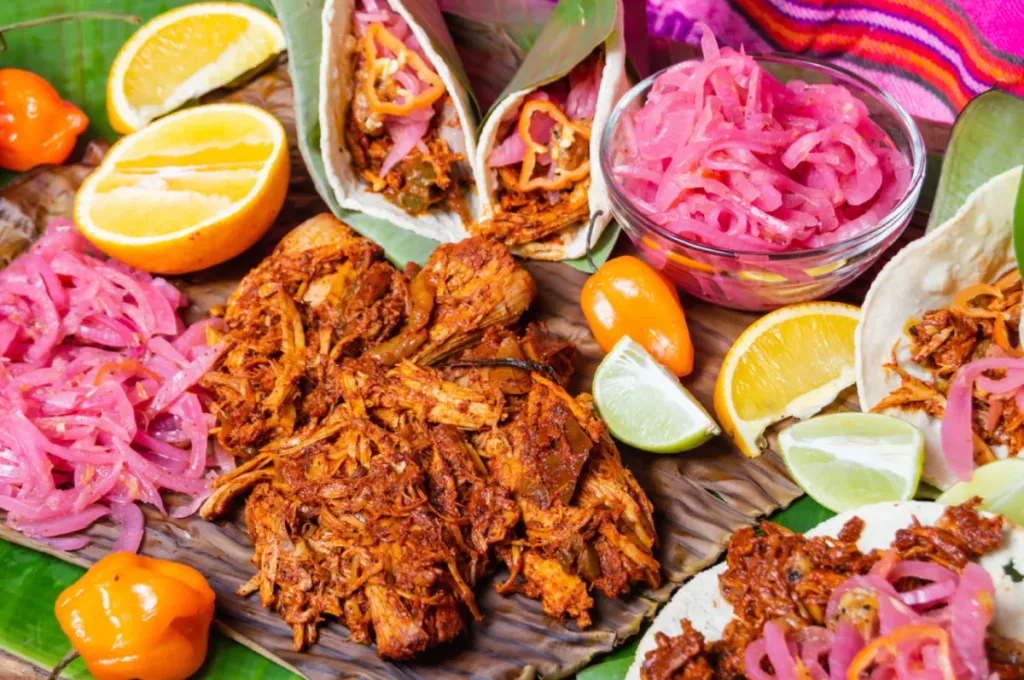 Descubre el origen de la cochinita pibil, uno de los platillos más emblemáticos de México. Historia, tradición maya y por qué este manjar es clave en la gastronomía mexicana.