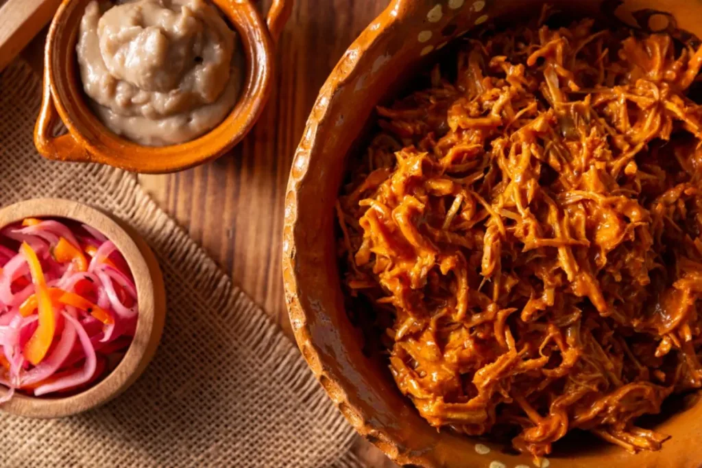 Descubre el origen de la cochinita pibil, uno de los platillos más emblemáticos de México. Historia, tradición maya y por qué este manjar es clave en la gastronomía mexicana.