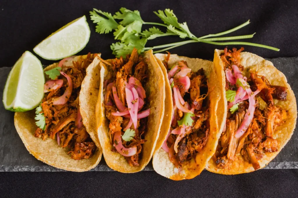 Descubre el origen de la cochinita pibil, uno de los platillos más emblemáticos de México. Historia, tradición maya y por qué este manjar es clave en la gastronomía mexicana.