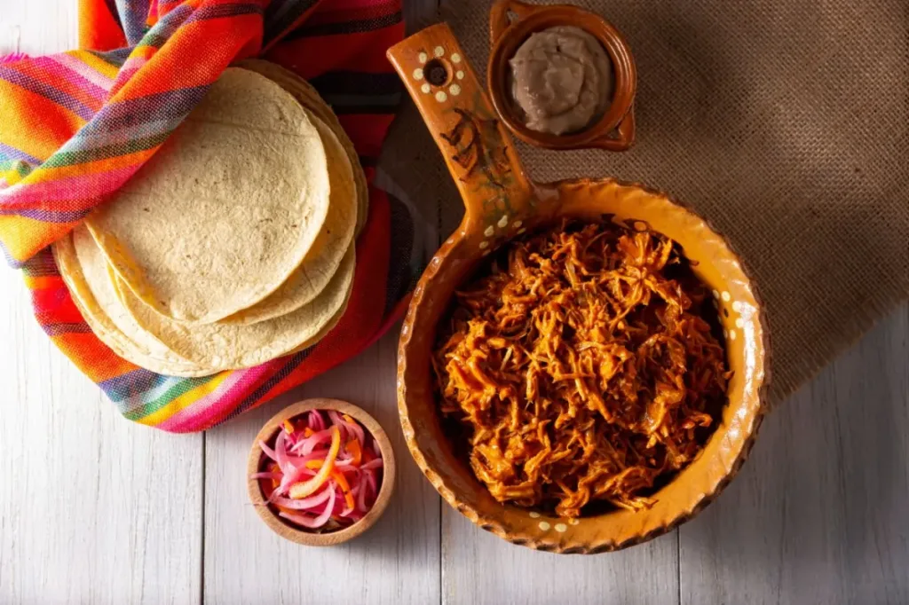 Descubre el origen de la cochinita pibil, uno de los platillos más emblemáticos de México. Historia, tradición maya y por qué este manjar es clave en la gastronomía mexicana.