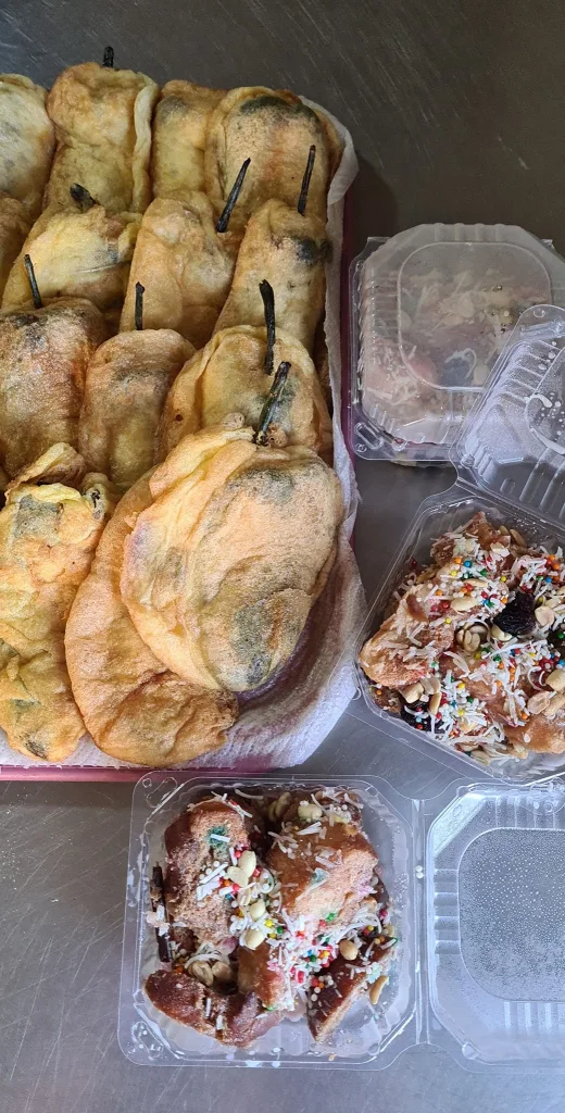 ¡El combo perfecto existe! Descubre por qué los guisos de tortillería son el alma de la comida casera en México. Del arroz con huevo a los chiles rellenos, conoce los sabores que nos salvan el día. ¡Pásale por tus tortillas!