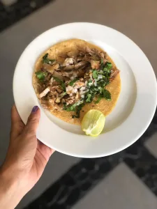 ¡El combo perfecto existe! Descubre por qué los guisos de tortillería son el alma de la comida casera en México. Del arroz con huevo a los chiles rellenos, conoce los sabores que nos salvan el día. ¡Pásale por tus tortillas!