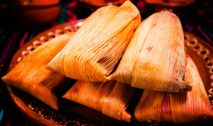 Descubre el origen del Día de la Candelaria, su significado religioso y cultural, y por qué los tamales son protagonistas de esta tradición mexicana.