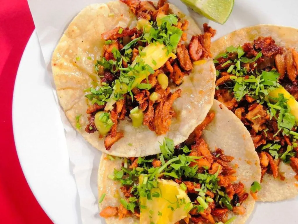 El origen de los tacos al pastor es una historia de migración, fusión cultural y creatividad mexicana. Este platillo se convirtió en uno de los grandes símbolos de la gastronomía mexicana. Descubre cómo nació, por qué se sirve en trompo y cómo conquistó al mundo.