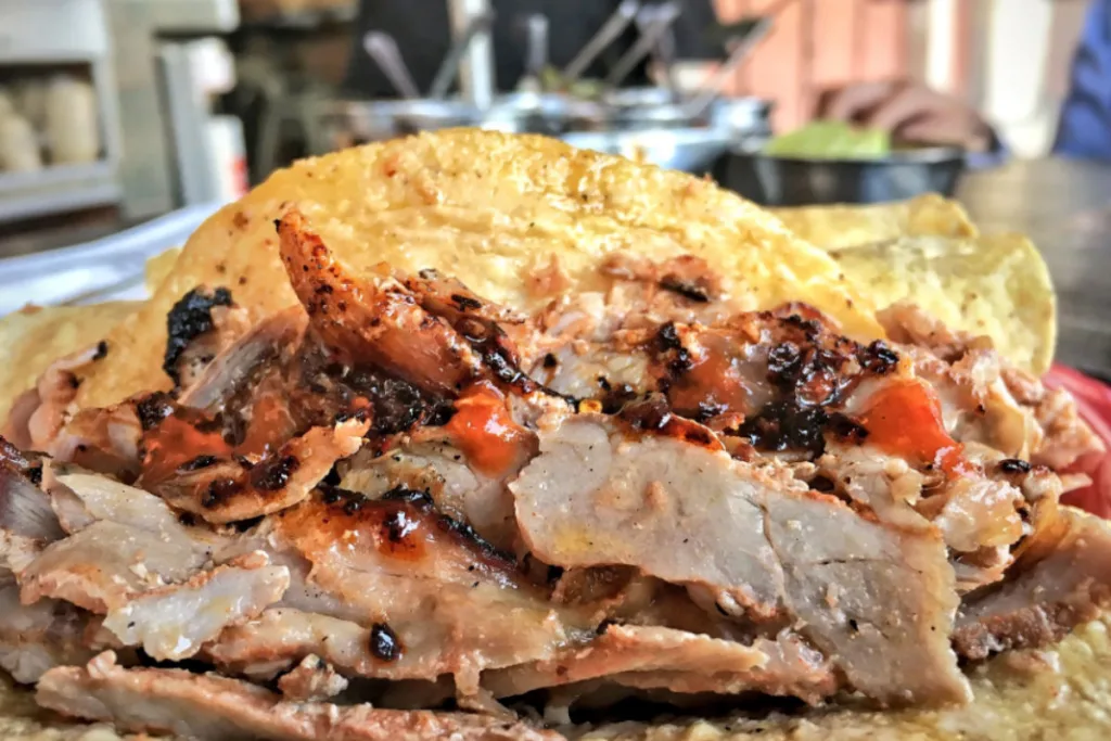 El origen de los tacos al pastor es una historia de migración, fusión cultural y creatividad mexicana. Este platillo se convirtió en uno de los grandes símbolos de la gastronomía mexicana. Descubre cómo nació, por qué se sirve en trompo y cómo conquistó al mundo.