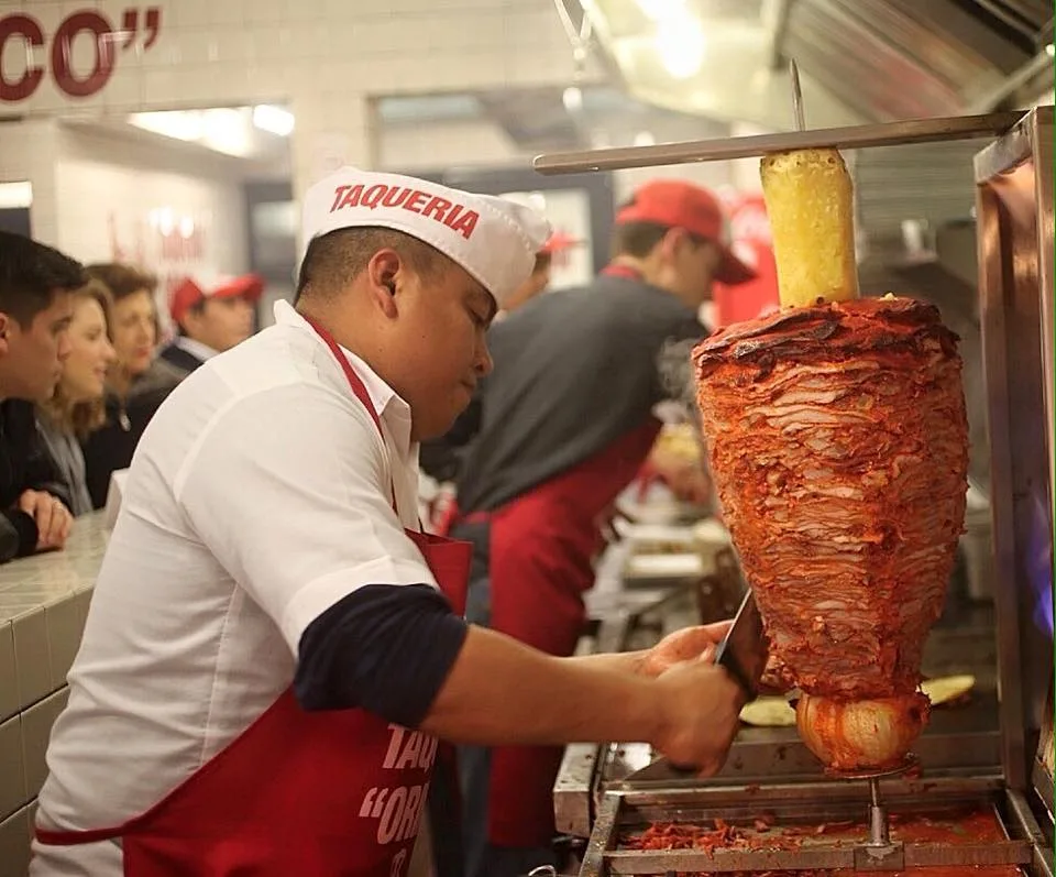 El origen de los tacos al pastor es una historia de migración, fusión cultural y creatividad mexicana. Este platillo se convirtió en uno de los grandes símbolos de la gastronomía mexicana. Descubre cómo nació, por qué se sirve en trompo y cómo conquistó al mundo.