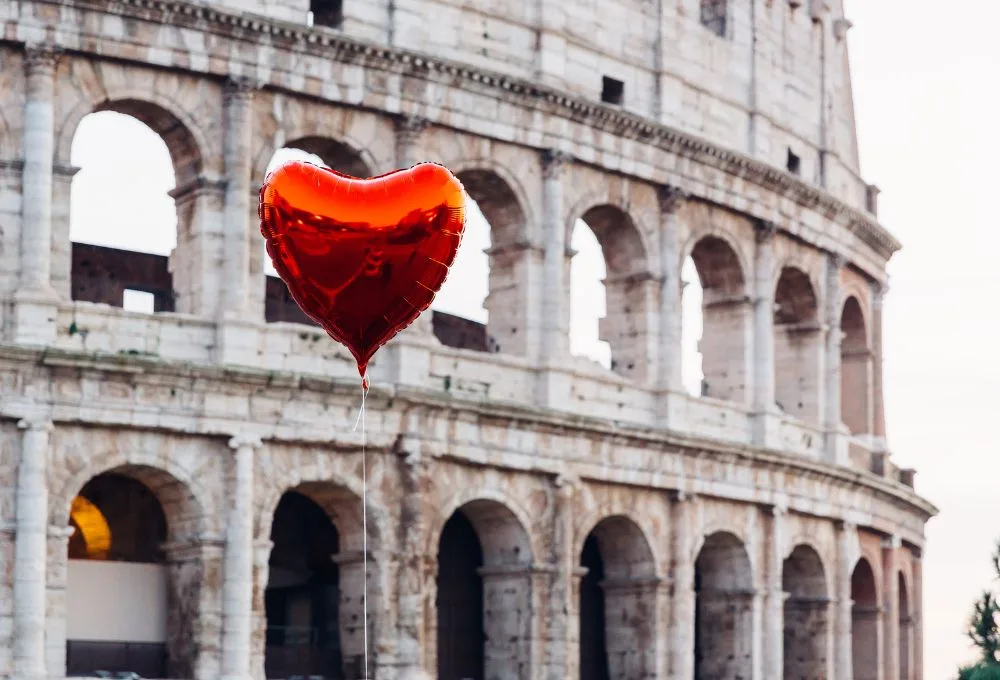 Descubre la verdadera historia del Día de San Valentín y cómo una mezcla de leyendas, tradiciones romanas y literatura medieval dio lugar a la celebración moderna del 14 de febrero, Día del Amor y la Amistad.
