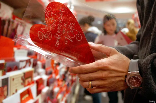 Descubre la verdadera historia del Día de San Valentín y cómo una mezcla de leyendas, tradiciones romanas y literatura medieval dio lugar a la celebración moderna del 14 de febrero, Día del Amor y la Amistad.