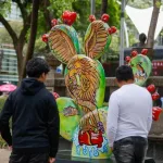 Nopales gigantes llenan de arte y color el Zócalo de la CDMX