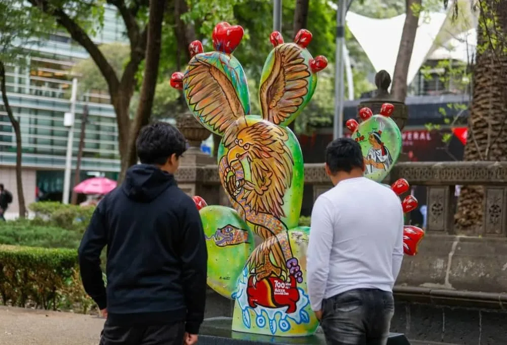 Nopales monumentales intervenidos por artistas y colectivos mexicanos iluminarán la explanada del Zócalo capitalino en “Nopalera en el corazón”.