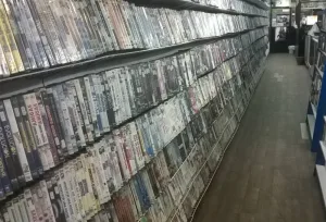 El Videoclub Amores se encuentra en Amores 1649, colonia Del Valle, CDMX, y sigue abierto al público de lunes a sábado de 10:00 a 19:00 horas, listo para recibir a cinéfilos con ganas de vivir una experiencia diferente.