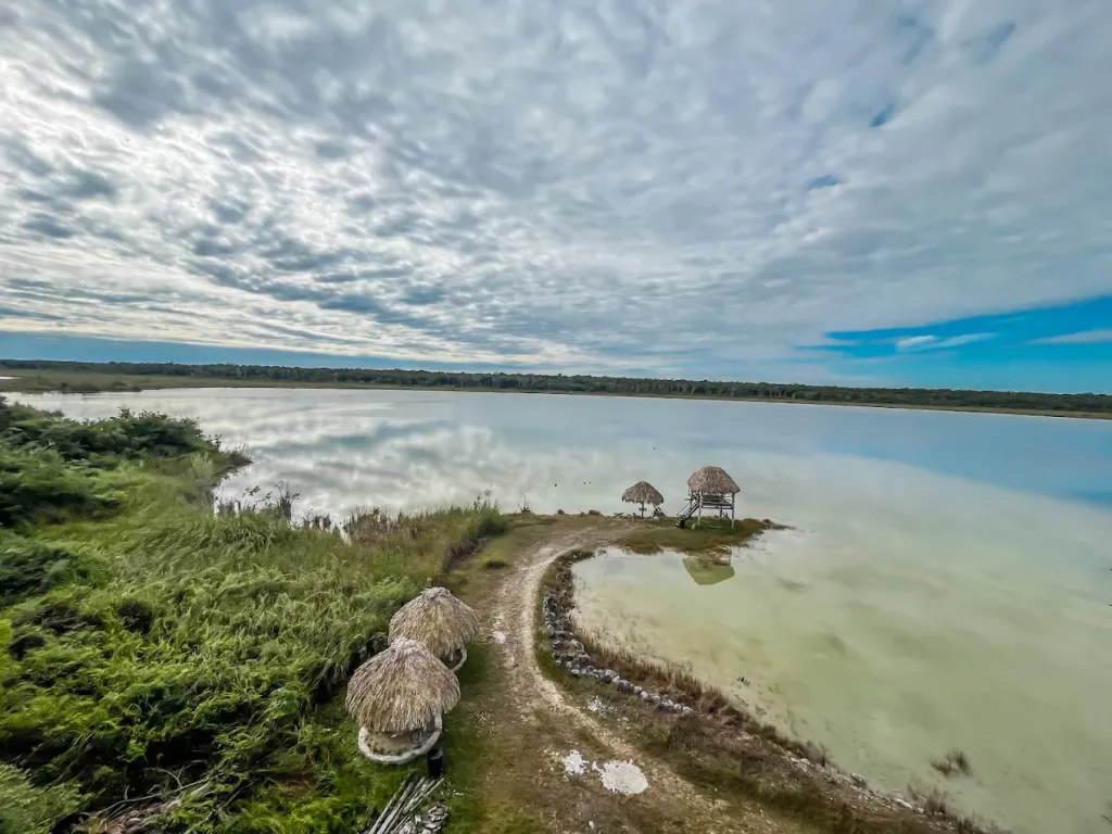Explora Síijil Noh Há, un centro ecoturístico en Quintana Roo con lagunas turquesa, cenote profundo, experiencias de naturaleza y cultura maya. Conoce actividades, ubicación, historia y por qué es considerado un destino único para conectar con lo naturaleza ¿Te lanzas?