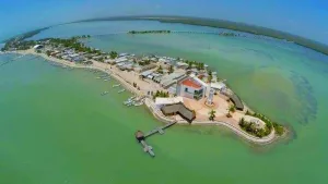 Entre manglares infinitos, aguas tranquilas y el vuelo rosa de los flamencos, Isla Arena es uno de los secretos mejor guardados de Campeche. Este destino poco conocido ofrece naturaleza en estado puro, calma absoluta y una experiencia que ayuda a reconectar contigo, reducir el estrés y redescubrir el placer de viajar sin prisas.