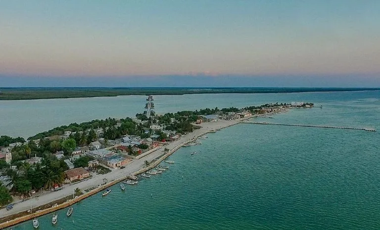Entre manglares infinitos, aguas tranquilas y el vuelo rosa de los flamencos, Isla Arena es uno de los secretos mejor guardados de Campeche. Este destino poco conocido ofrece naturaleza en estado puro, calma absoluta y una experiencia que ayuda a reconectar contigo, reducir el estrés y redescubrir el placer de viajar sin prisas.