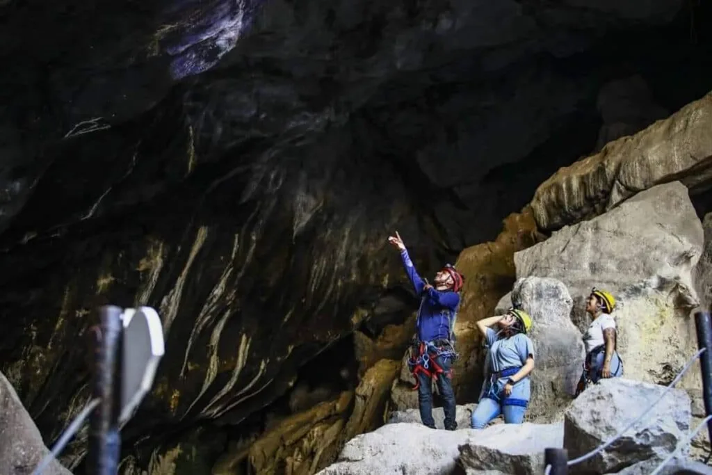 Escápate de la rutina y descubre 5 destinos cerca de CDMX para un fin de semana: balnearios naturales, grutas impresionantes, pueblos con encanto y experiencias gastronómicas únicas, ideales para descansar y viajar sin ir lejos.
