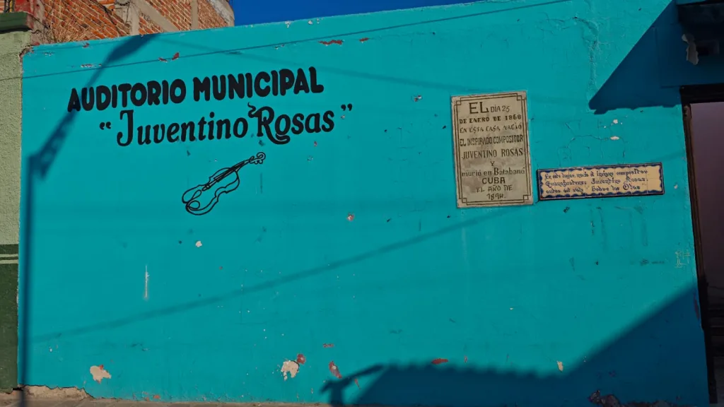 Juventino Rosas, Guanajuato, es un destino poco explorado que sorprende con su riqueza histórica, legado musical, arquitectura tradicional y gastronomía local. Ideal para viajeros curiosos que buscan experiencias auténticas fuera de las rutas turísticas tradicionales.