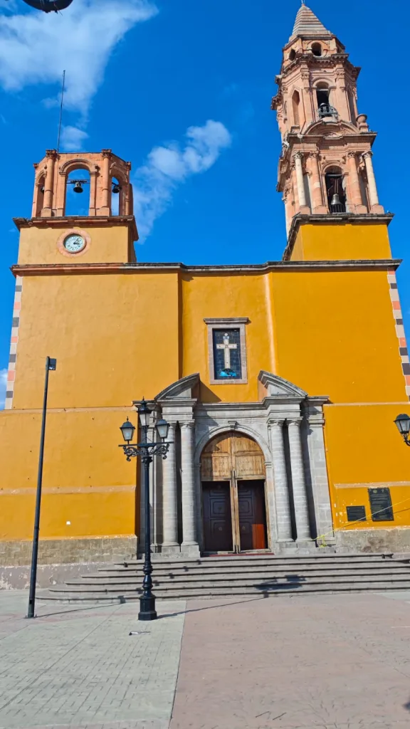 Juventino Rosas, Guanajuato, es un destino poco explorado que sorprende con su riqueza histórica, legado musical, arquitectura tradicional y gastronomía local. Ideal para viajeros curiosos que buscan experiencias auténticas fuera de las rutas turísticas tradicionales.