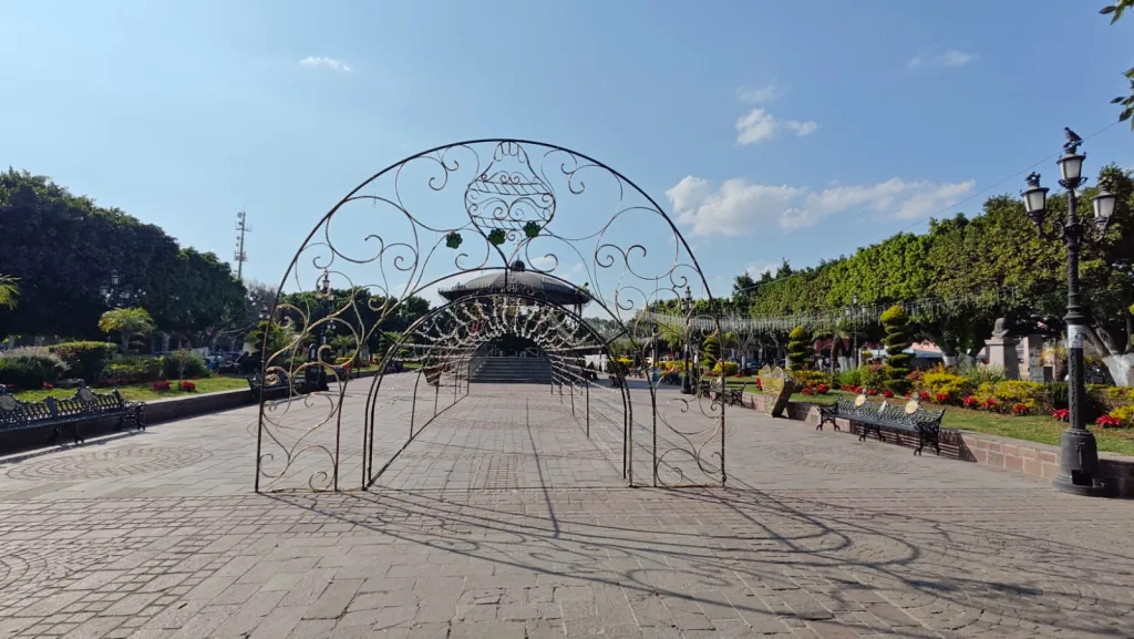 Juventino Rosas, Guanajuato, es un destino poco explorado que sorprende con su riqueza histórica, legado musical, arquitectura tradicional y gastronomía local. Ideal para viajeros curiosos que buscan experiencias auténticas fuera de las rutas turísticas tradicionales.