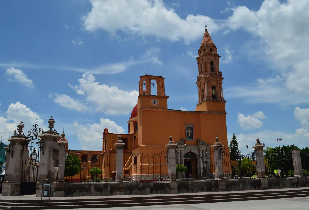 Juventino Rosas, Guanajuato, es un destino poco explorado que sorprende con su riqueza histórica, legado musical, arquitectura tradicional y gastronomía local. Ideal para viajeros curiosos que buscan experiencias auténticas fuera de las rutas turísticas tradicionales.