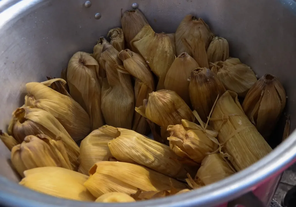 Descubre dónde encontrar los mejores tamales en la Ciudad de México para celebrar el Día de la Candelaria este 2 de febrero: Sabores tradicionales y lugares icónicos para saborear este símbolo culinario.