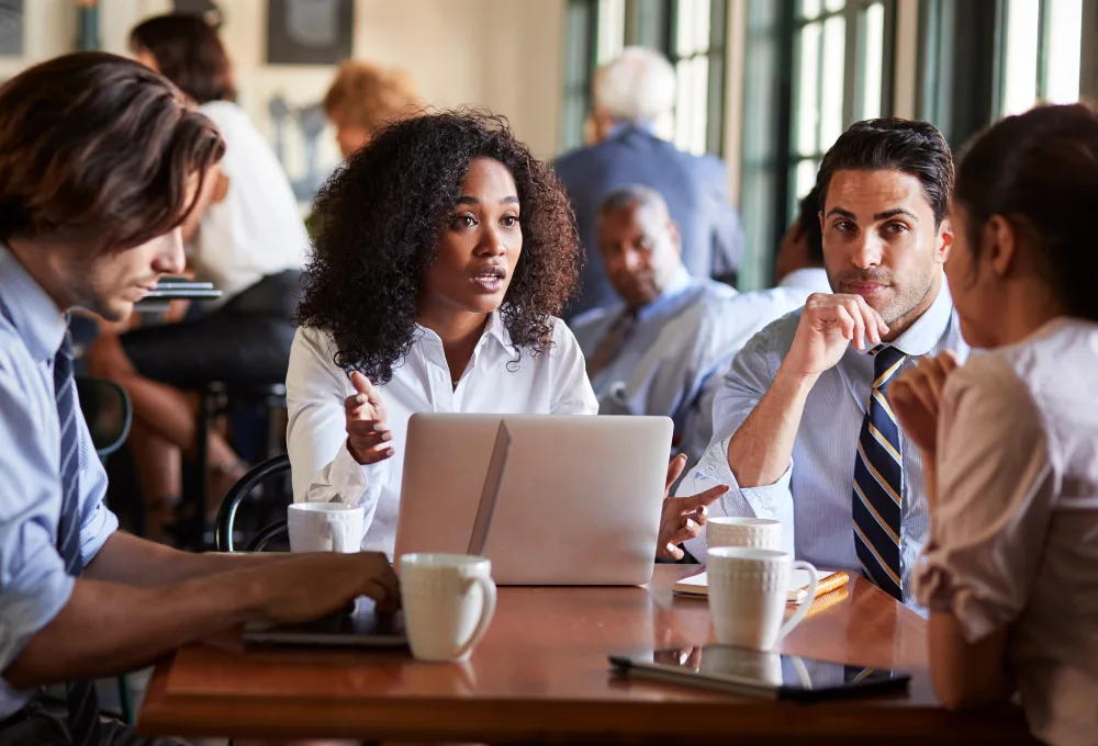 La ciencia del descanso ideal para lograr tranquilidad . Personas trabajando oficina.